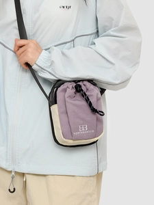 Telefoontasje crossbody met paars en crème contrastkleur voor buitenactiviteiten
