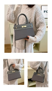 Détail du sac à main gris avec fermoir doré et texture en cuir et tissu mélangés