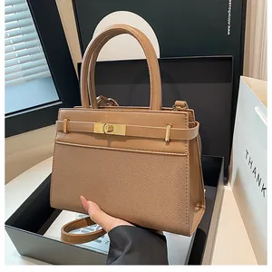 Vue détaillée du sac en cuir bicolore avec patchwork et boucle déployante en métal doré