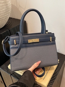 Sac à main bleu marine en matières mixtes avec fermoir doré et bandoulière réglable