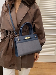 Sac à main bleu marine classique avec boucle dorée et bandoulière réglable pour femmes