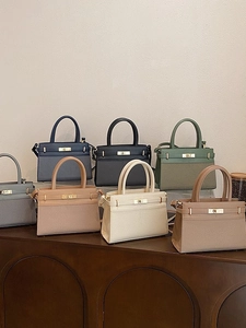 Sacs bandoulière trapèze classiques en plusieurs couleurs avec cuir grainé et fermoir métal
