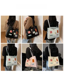 Collage der minimalistischen großen Tote Bags in vier Farben mit Patches am Model gezeigt