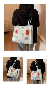 Nahaufnahme der hellblauen PU-Leder-Einkaufstasche mit künstlerischen Zeichentrick-Patches