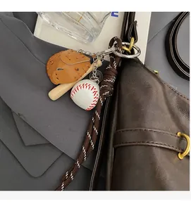 Primer plano de llavero con guante, bate y pelota de béisbol en un bolso de cuero