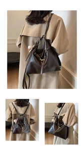 Detalle del bolso convertible de cuero marrón oscuro con herrajes de latón y colgante