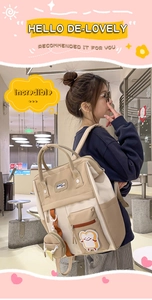 Détail du sac à dos scolaire avec patch toast et mini pochette accessoire en beige