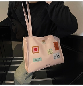 Detailansicht der rosa Tragetasche mit modischen Aufnähern und dem Noro-Logo im Set