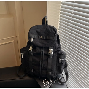 Vue détaillée du sac à dos noir étanche avec poches zippées latérales et boucles métal