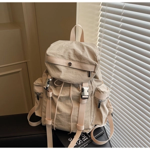Vue détaillée du sac à dos en nylon beige imperméable avec boucles réglables et poches
