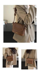 Vue détaillée du sac seau marron en similicuir avec texture tressée élégante