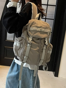Sac à dos imperméable en nylon kaki avec rabat et boucles pour le voyage