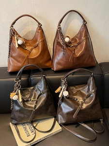 Bolsos tote retro de cuero sintético en cuatro colores con colgantes de béisbol
