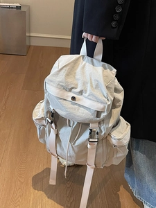 Sac à dos imperméable blanc cassé de style techwear avec boucles métalliques et poches