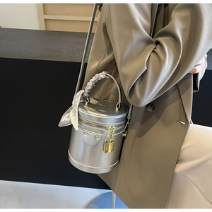 Sac cylindrique argenté avec poignée foulard en soie et fermeture éclair dorée