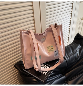 Detailansicht der rosa PU-Leder-Tote mit süßen Cartoon-Aufnähern und Noro-Logo-Label