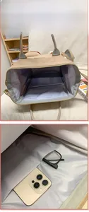 Détail du compartiment interne spacieux avec doublure violette imperméable et pochettes