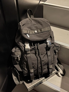 Sac à dos en nylon imperméable avec rabat et boucles métalliques pour voyage et école