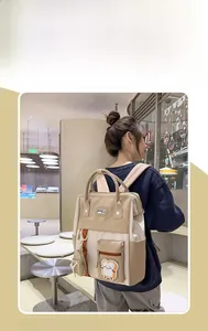 Détail du sac à dos en nylon avec poches multiples et écusson de toast mignon