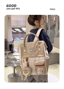 Détail d'un sac à dos en toile avec coutures contrastées, poches et mini porte-monnaie