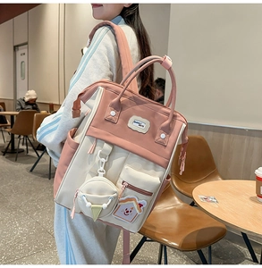 Détail du sac à dos bicolore rose et beige avec logo Bunny Mate et charmant bijou