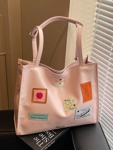 Preppy-Stil Große Kapazität Damen Tragetasche Glänzende PU-Leder Schultertasche Mit Bestickten Aufnähern Buchstabenetikett Lässige Handtasche