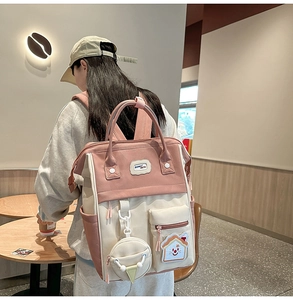 Grand sac à dos bicolore rose et beige avec étiquette BUNNY METE et petit porte-monnaie