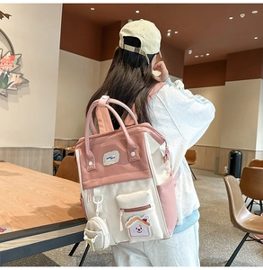Vue détaillée du sac à dos rose et blanc avec écusson Bunny Mate et mini pochette