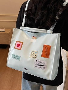 Preppy hellblaue glänzende Leder Tragetasche mit Aufnähern und großer Kapazität