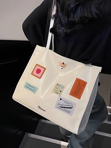 Cremefarbene Lackleder-Tote-Bag mit Preppy-Patches und großem Fassungsvermögen