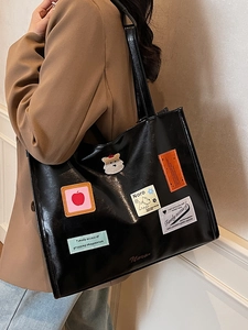 Schwarze College-Style Tote Bag mit bunten Patches und großem Fassungsvermögen
