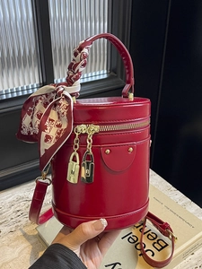 Sac Cylindre à la Mode en Cuir PU pour Femmes Avec Poignée Enveloppée de Foulard Pendentifs Serrure Sac à Bandoulière Élégant Minimaliste Urbain