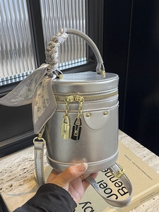 Sac seau cylindrique argenté avec poignée en foulard de soie et détails métal