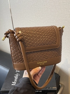 Sac seau tissé marron avec fermeture à rabat et bandoulière nouée élégante pour femme