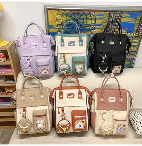 Détail de six sacs à dos colorés avec poches en forme de toast et accessoires mignons