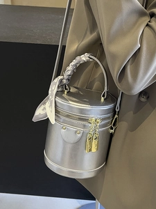 Sac cylindrique argenté brillant avec foulard en soie et double zip doré élégant