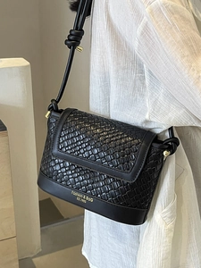 Sac seau noir tissé pour femme avec bandoulière à nœuds et détails métalliques dorés