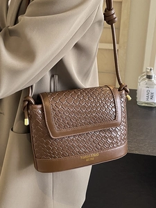 Sac seau bandoulière marron à texture tressée avec logo doré et bandoulière ronde