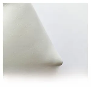 Détail de la texture du cuir blanc à motif lychee sur ce sac à main tendance pour femme