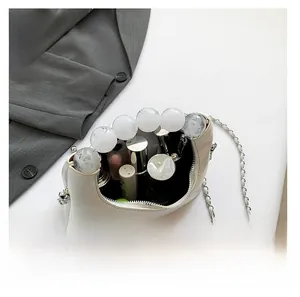 Vue intérieure du sac blanc montrant la capacité pour le rouge à lèvres et le maquillage
