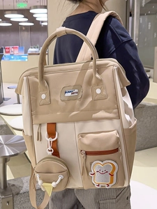 Sac à dos minimaliste beige contrasté avec patch toast et pendentif sourire mignon