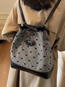 Sac à dos chic gris imprimé noeuds avec finitions cuir noir et détail noeud argenté