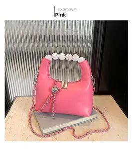 Sac hobo en cuir rose avec anse en perles et chaîne à boules argentée élégante