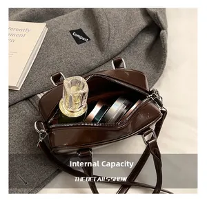 Vue macro de la capacité interne et de la texture en cuir marron de ce sac polochon