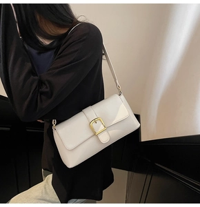 Détail du sac baguette blanc de style français avec boucle carrée dorée élégante et chic