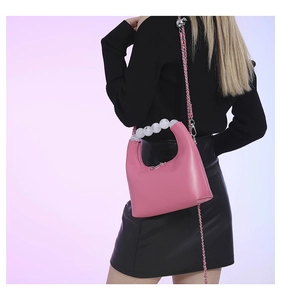 Détails du sac hobo rose avec poignée en perles blanches et bandoulière en chaîne
