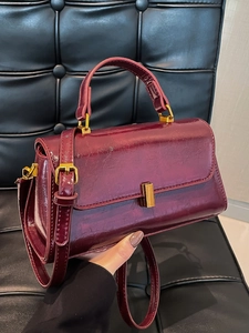 Elegante quadratische Tragetasche in dunklem Burgunderrot aus poliertem Öl-Wachs-Leder