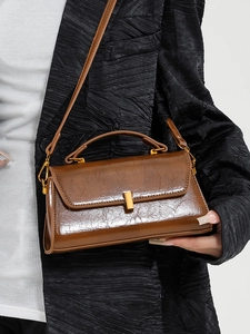 Minimalistische braune Vintage Quadratische Handtasche aus Leder mit goldener Schnalle