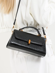 Elegante schwarze Lederhandtasche mit goldenem Verschluss für Damen im Business-Stil