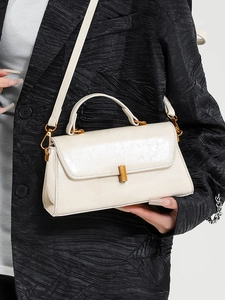 Schicke cremefarbene kleine quadratische Tasche mit goldenen Details für Damen